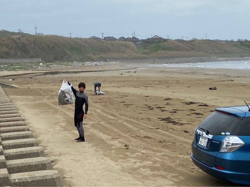 海岸清掃の風景